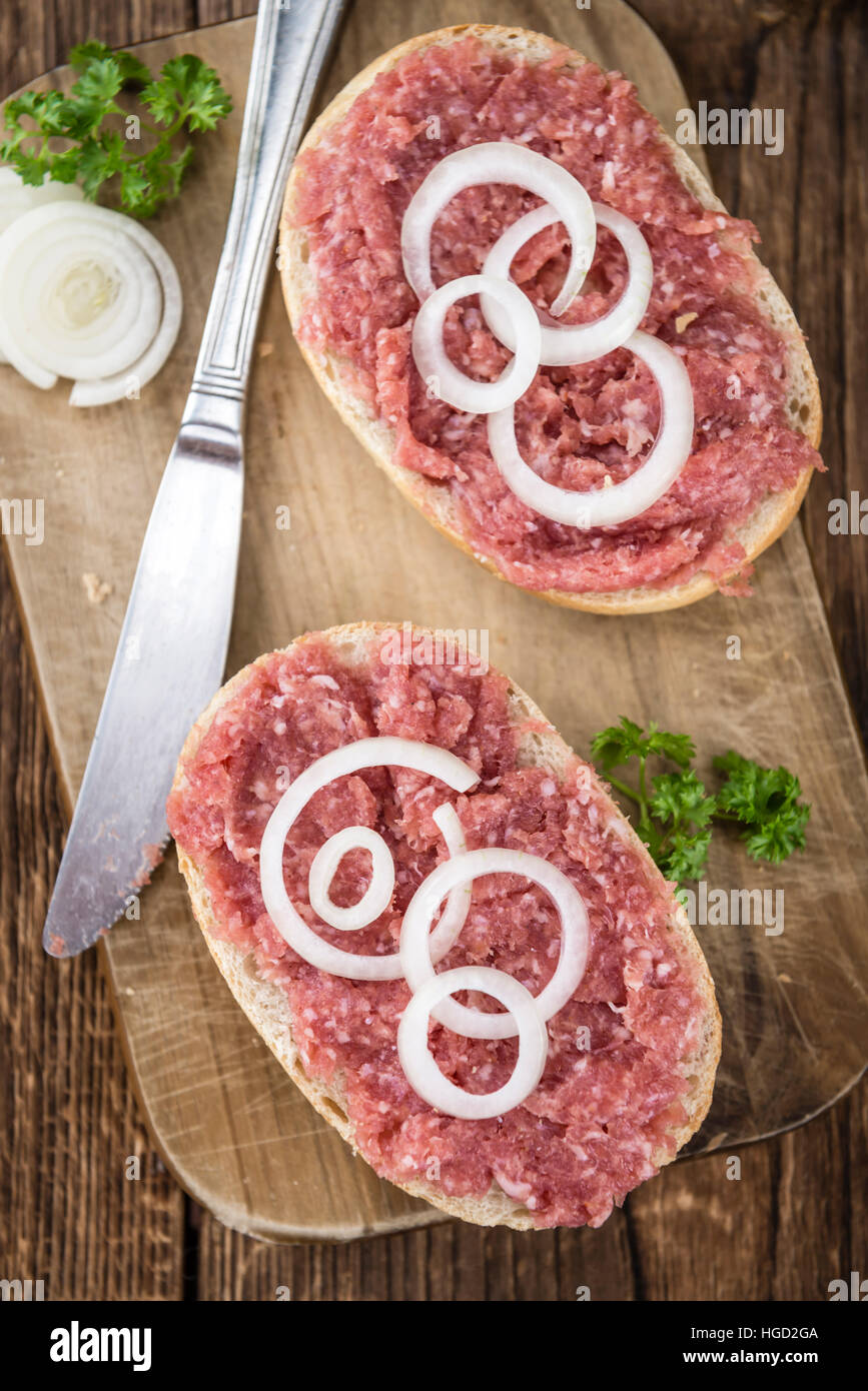 Mett auf einem Brötchen (deutsche Küche, selektiven Fokus) auf hölzernen Hintergrund Stockfoto