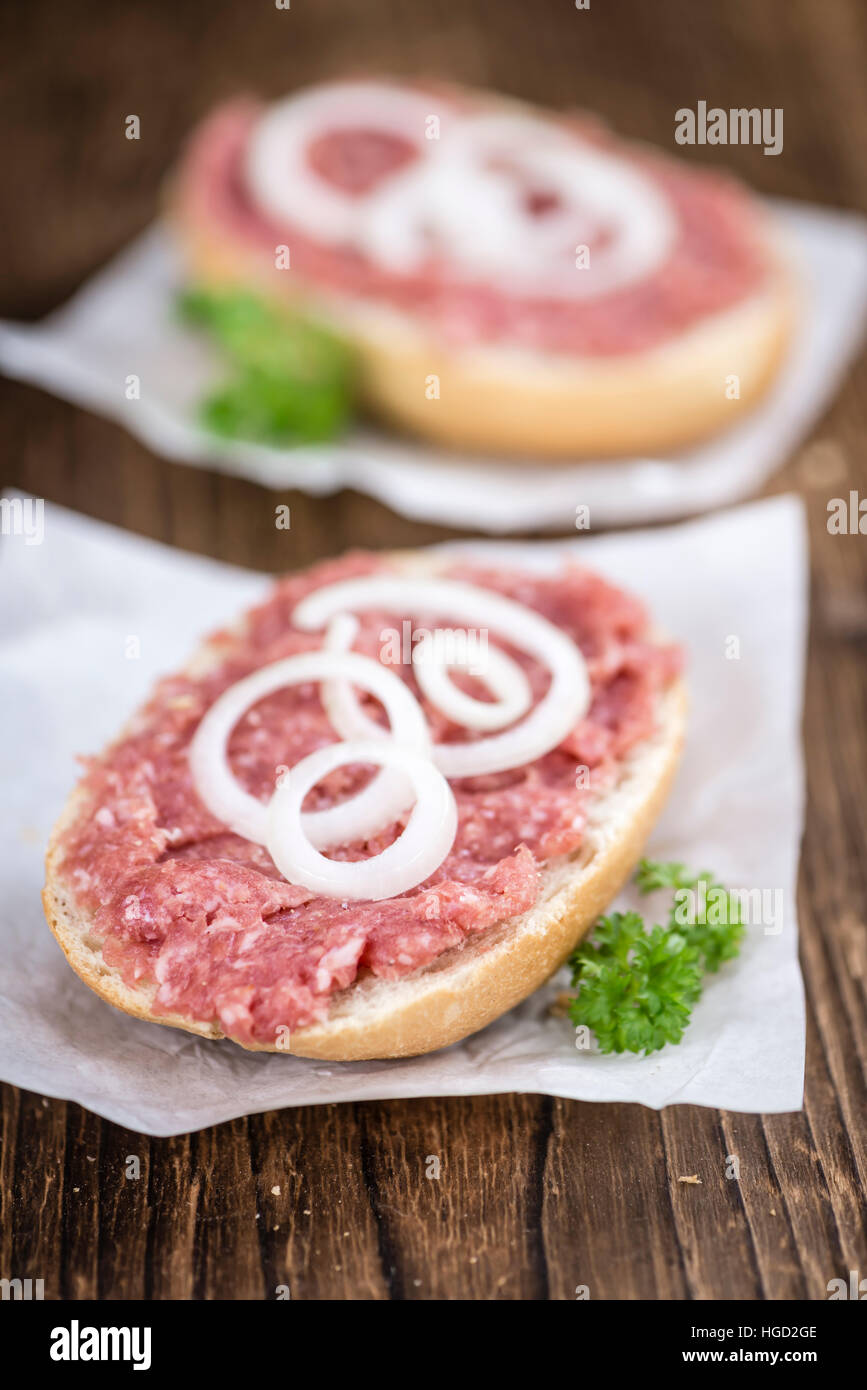 Deutsche Küche (Brötchen mit Mett, selektiven Fokus) auf hölzernen Hintergrund (detaillierte Nahaufnahme erschossen) Stockfoto