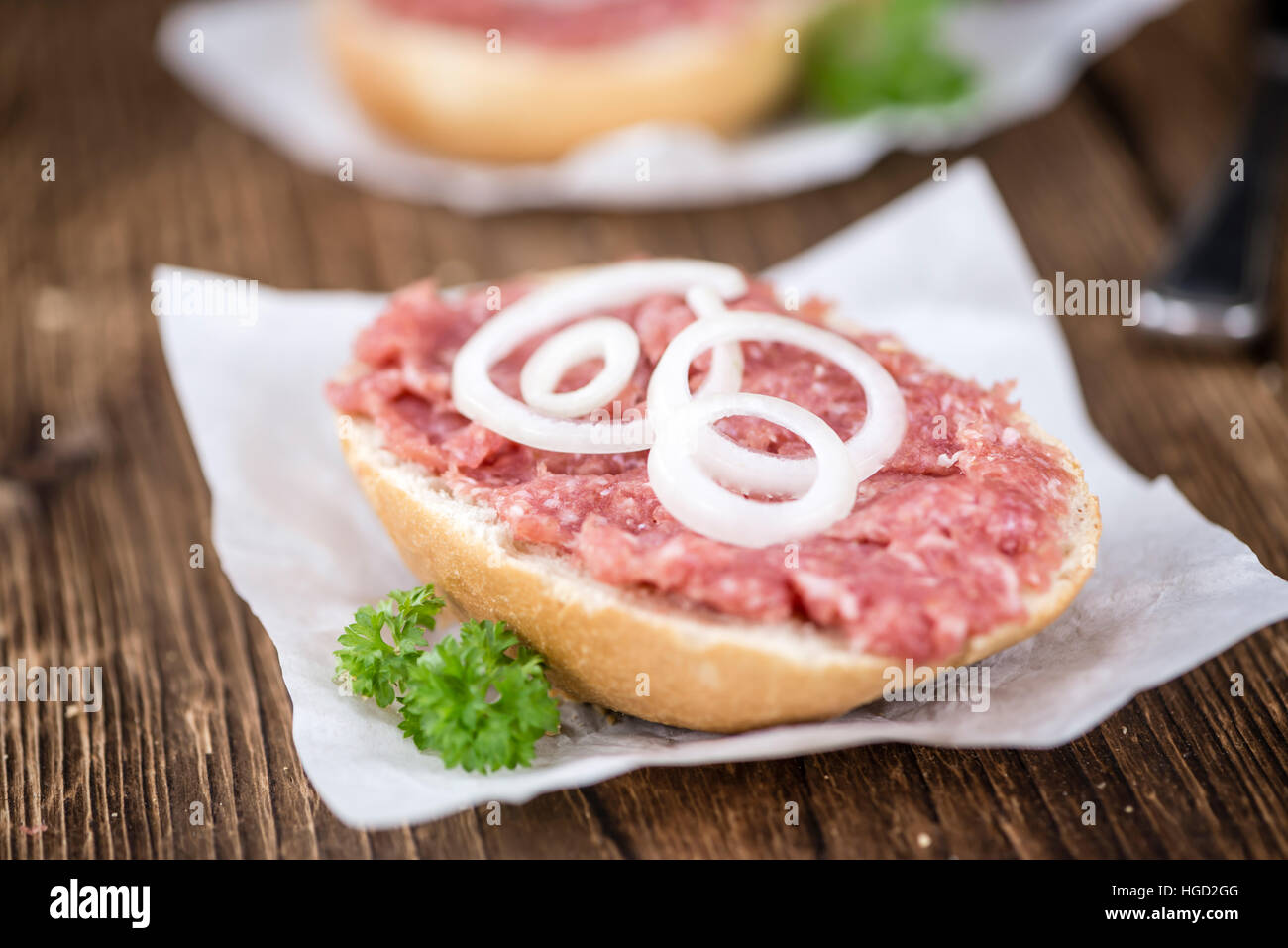 Mett auf einem Brötchen (deutsche Küche, selektiven Fokus) auf hölzernen Hintergrund Stockfoto