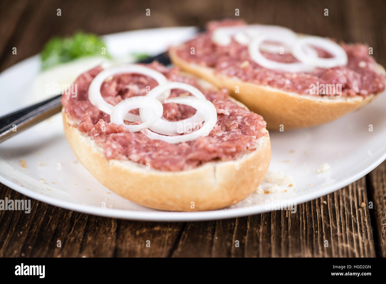 Brötchen mit Mett (deutsche Küche, selektiven Fokus) auf hölzernen Hintergrund Stockfoto