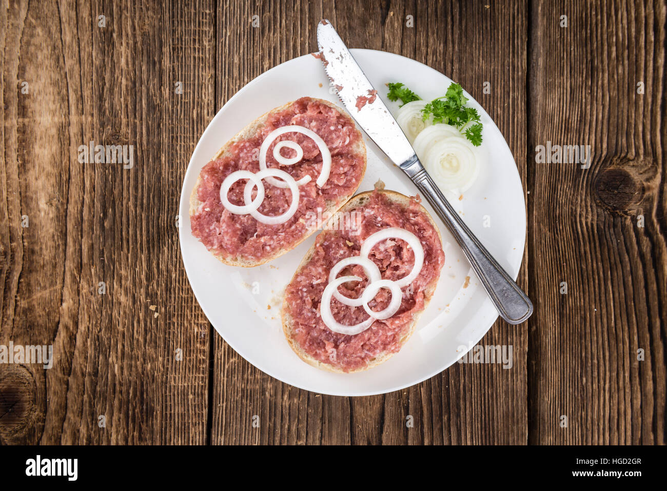 Deutsche Küche (Brötchen mit Mett, selektiven Fokus) auf hölzernen Hintergrund (detaillierte Nahaufnahme erschossen) Stockfoto