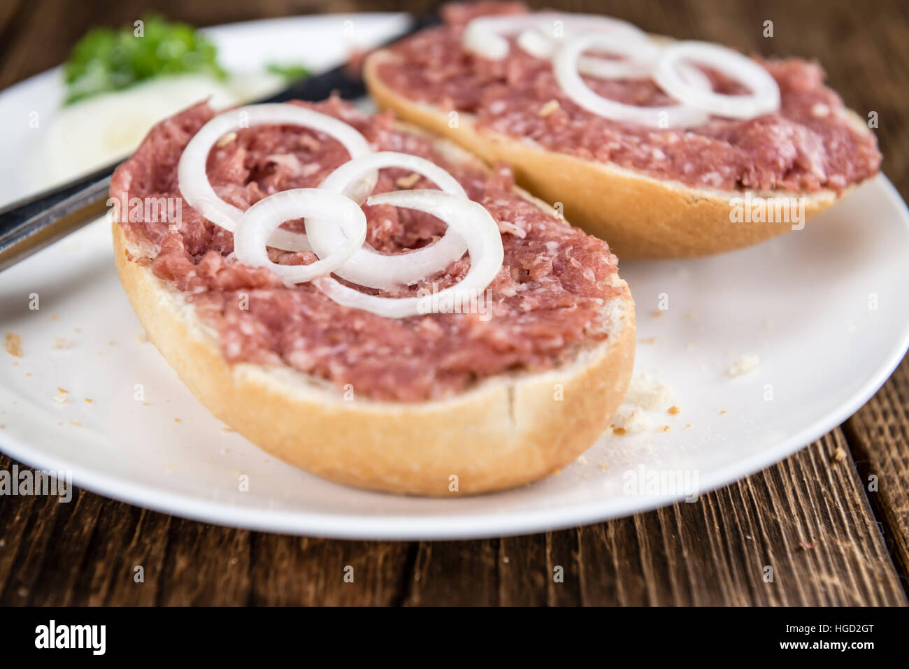 Frische Brötchen mit Mett (Tiefenschärfe) auf einem alten Holztisch gemacht Stockfoto
