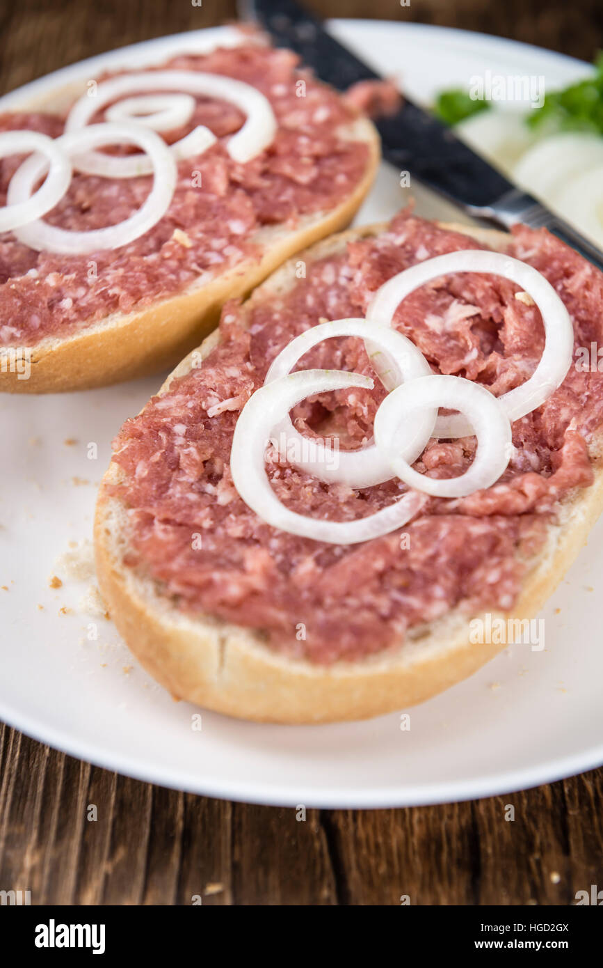 Mett auf einem Brötchen (deutsche Küche, selektiven Fokus) auf hölzernen Hintergrund Stockfoto