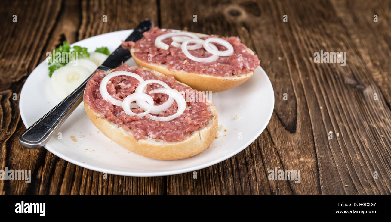 Brötchen mit Mett (deutsche Küche, selektiven Fokus) auf hölzernen Hintergrund Stockfoto