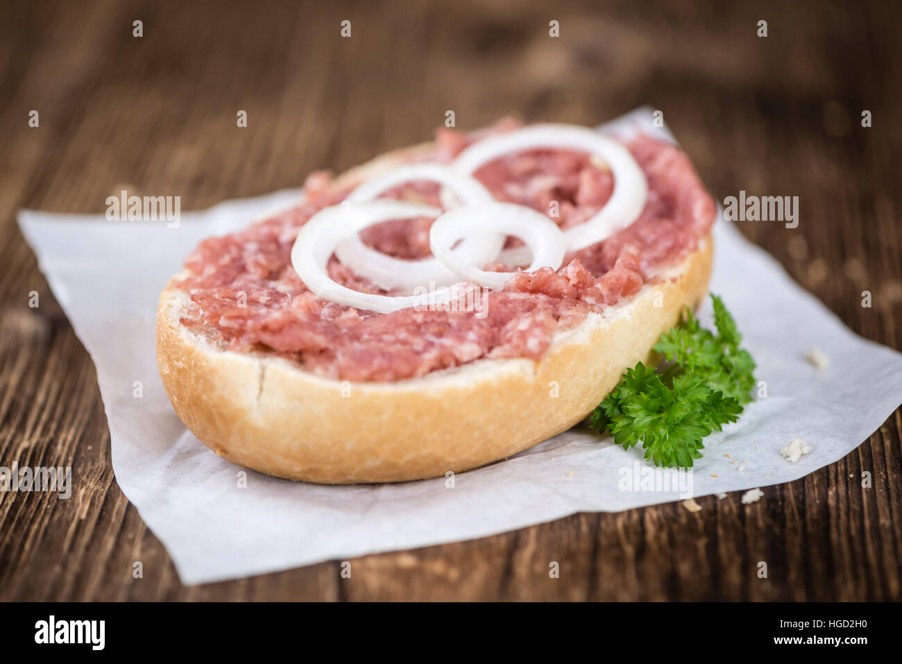 Frische Brötchen mit Mett (Tiefenschärfe) auf einem alten Holztisch gemacht Stockfoto