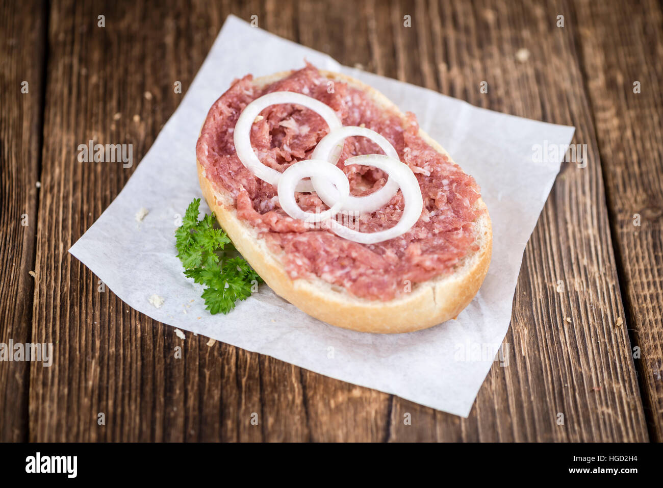 Deutsche Küche (Brötchen mit Mett, selektiven Fokus) auf hölzernen Hintergrund (detaillierte Nahaufnahme erschossen) Stockfoto