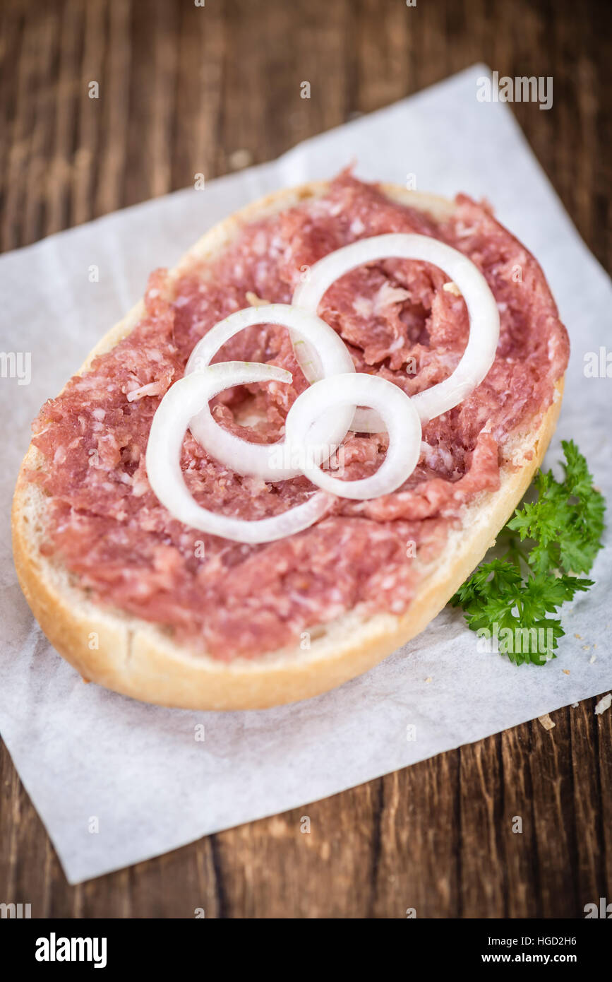 Mett auf einem Brötchen (deutsche Küche, selektiven Fokus) auf hölzernen Hintergrund Stockfoto