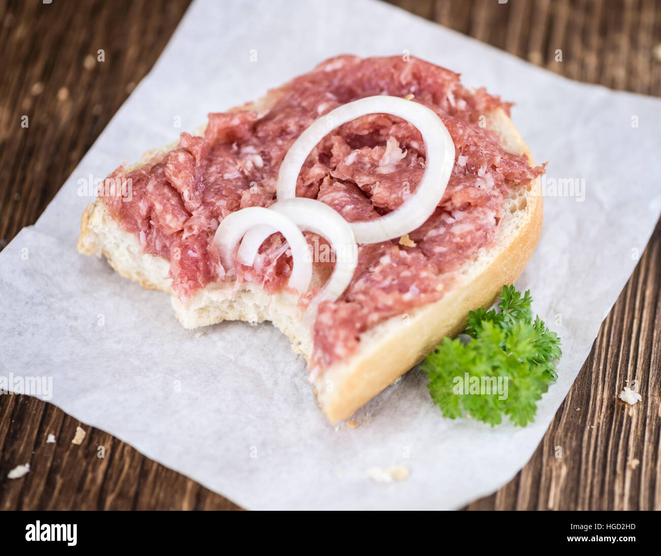 Brötchen mit Mett (deutsche Küche, selektiven Fokus) auf hölzernen Hintergrund Stockfoto