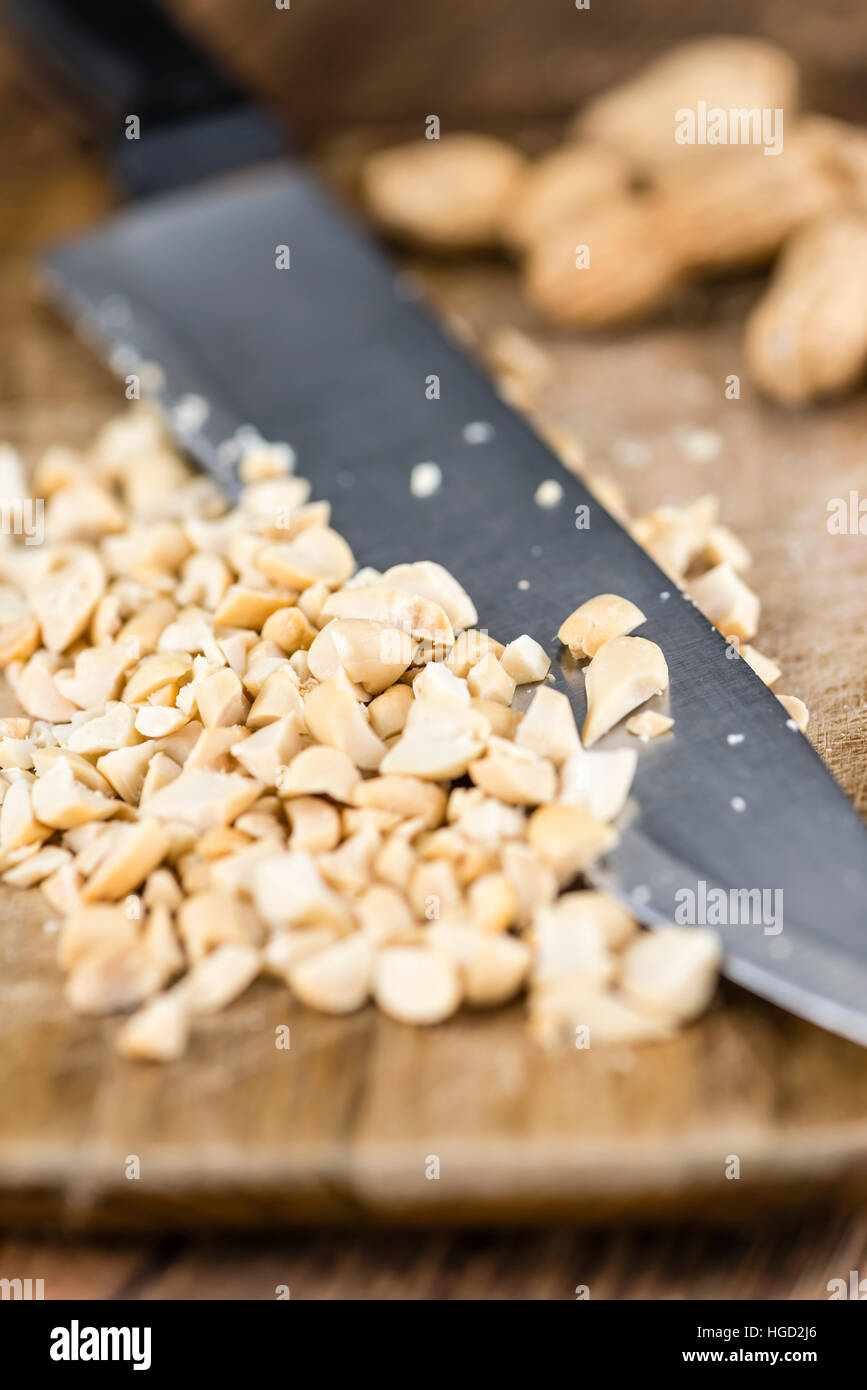 Gehackte Erdnüsse (close-up erschossen; selektiven Fokus) auf hölzernen Hintergrund Stockfoto