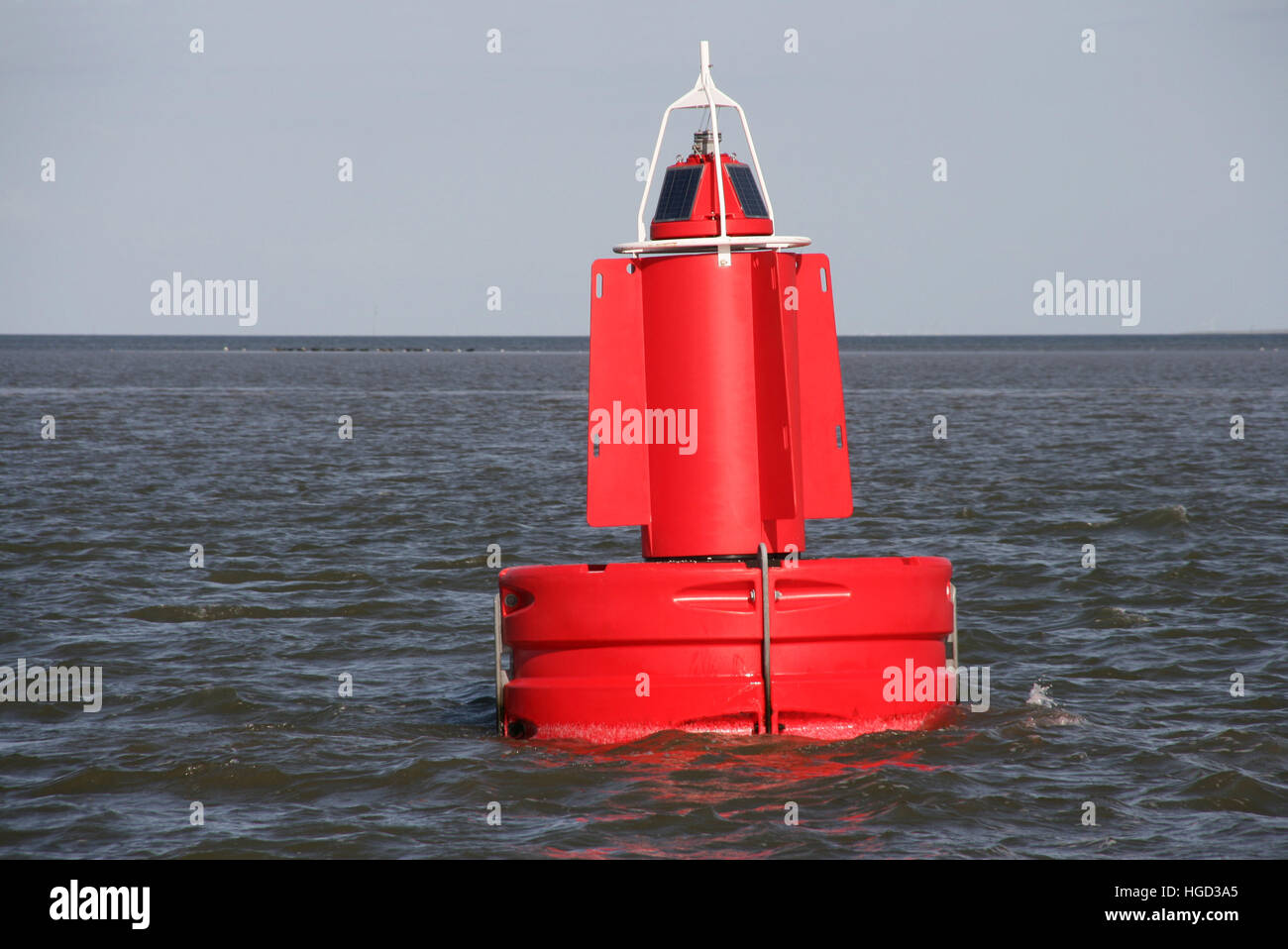 Eine Rot-Kanal Markierungsboje im Wasser. Stockfoto