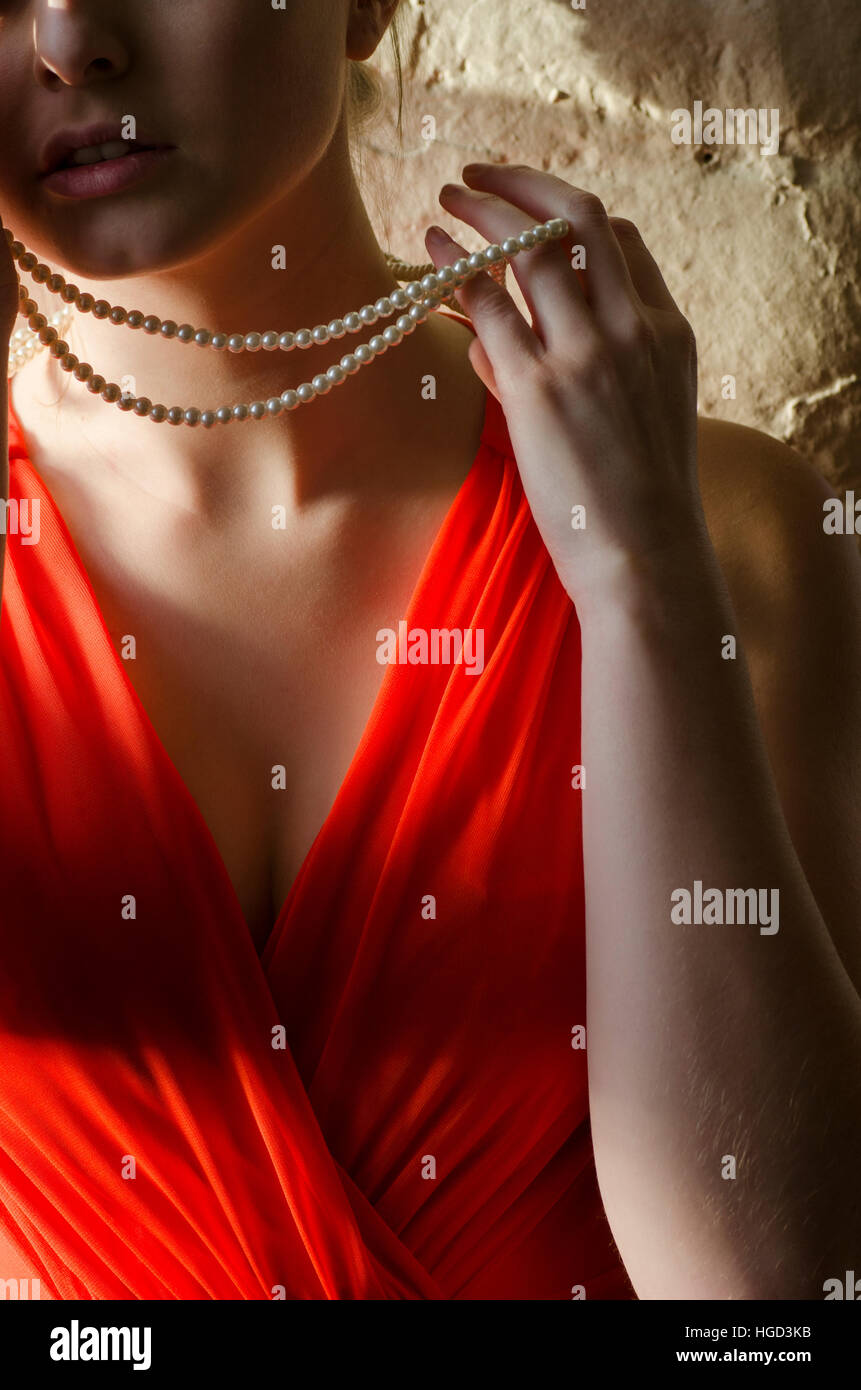 Nahaufnahme einer Frau berühren ihre Perlenkette Stockfoto