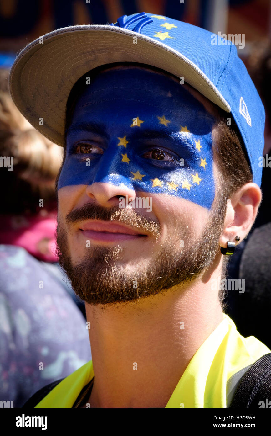 Mann mit EU-Flagge auf seinem Gesicht beim Austritt Protest folgenden EU Referendum gemalt Stockfoto
