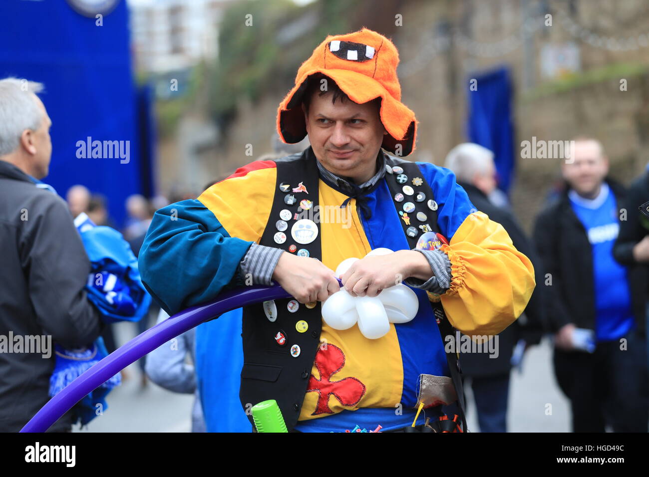 Ein Fan macht eine Blume aus Ballons während der Emirate FA Cup, dritten Vorrundenspiel an der Stamford Bridge, London. PRESSEVERBAND Foto. Bild Datum: Sonntag, 8. Januar 2017. PA-Geschichte-Fußball-Chelsea zu sehen. Bildnachweis sollte lauten: Adam Davy/PA Wire. Einschränkungen: EDITORIAL verwenden nur keine unbefugten Audio, Video, Daten, Spielpläne, Verbandsliga/Logos oder "live"-Dienste. Im Spiel Onlinenutzung beschränkt auf 75 Bilder, keine video Emulation. Keine Verwendung in Wetten, Spiele oder Vereinsspieler/Liga/Einzelpublikationen. Stockfoto