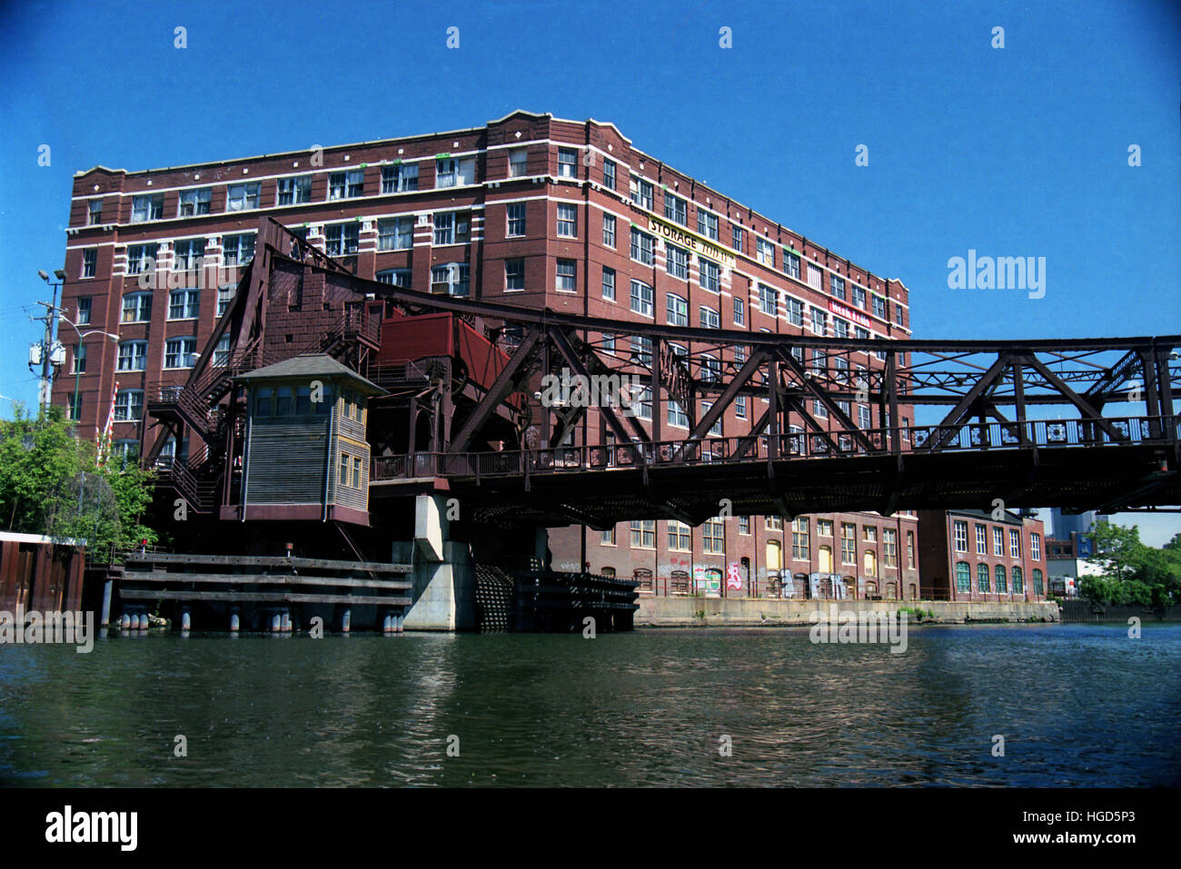 Der 18. Street Bridge und ein Jahrhundert alten Ziegel Lager auf der südlichen Zweig der Chicago River. Stockfoto