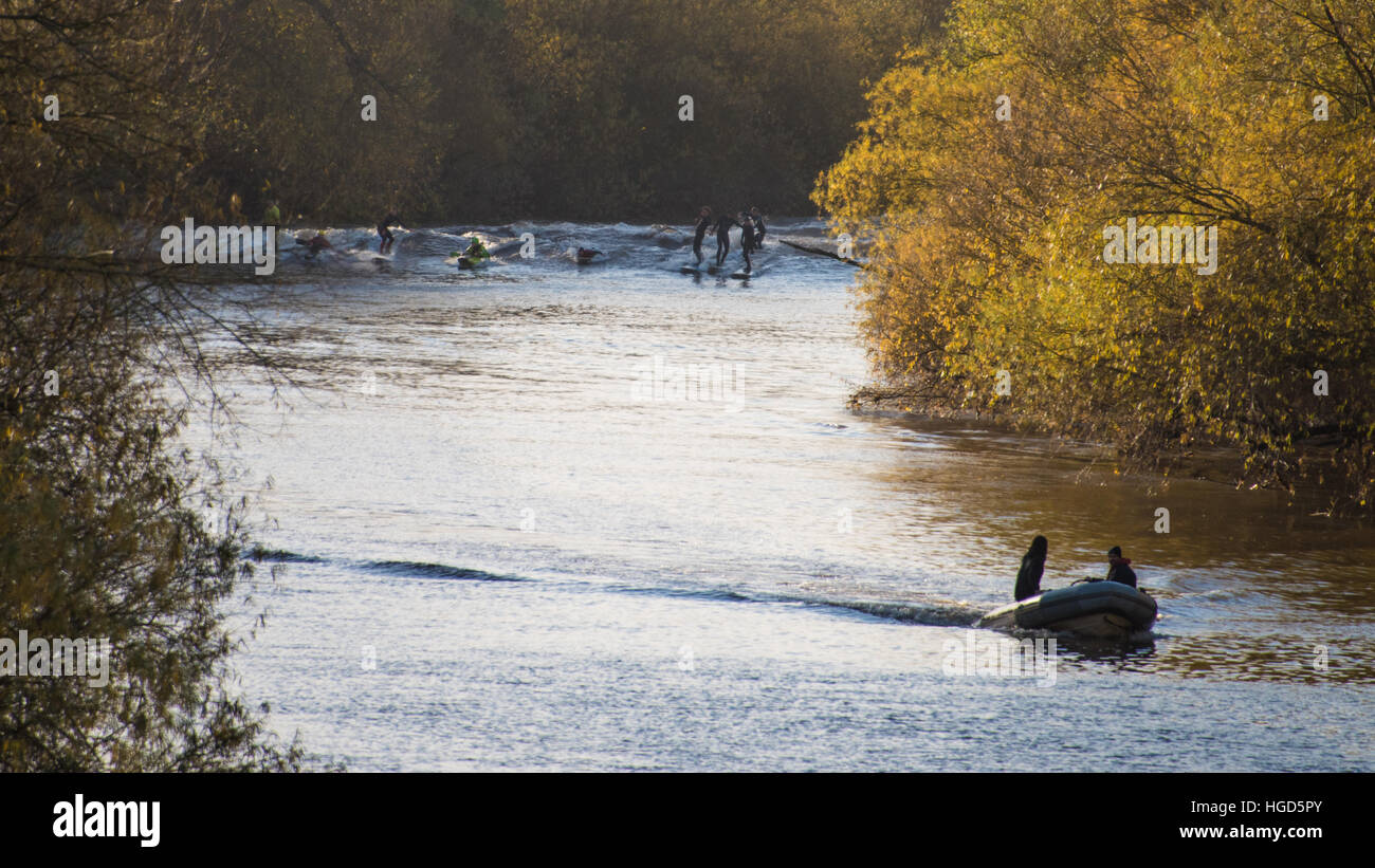 Reiten die Severn Bore, Gloucestershire, UK Stockfoto