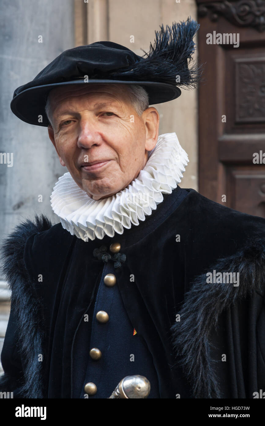 Raffinierte Gentleman gekleidet in historischen Kostümen für Escalade in Genf Stockfoto