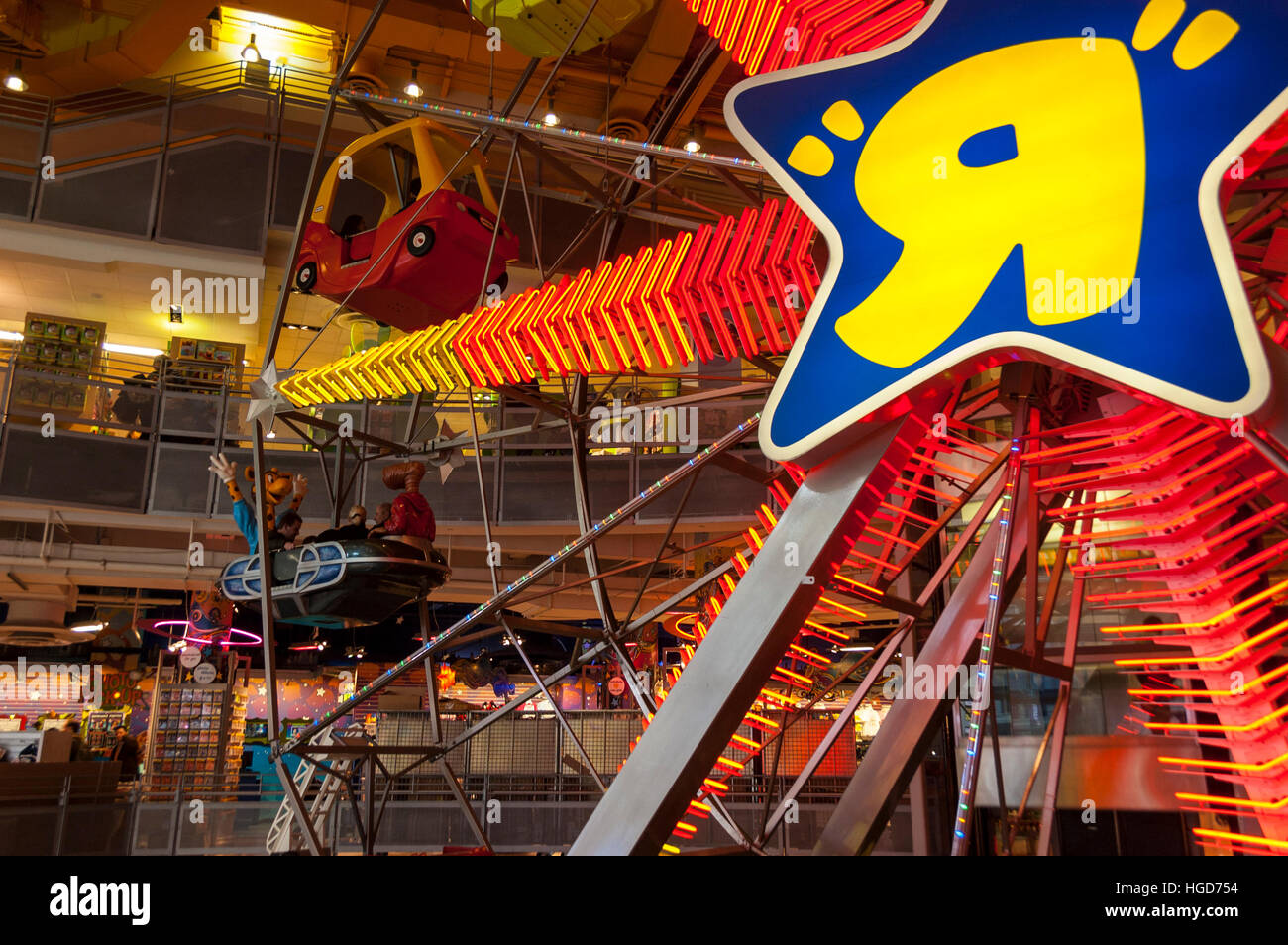 Riesenrad im Inneren der Flaggschiff-Toys "R" speichern uns am Times Square, New York City, USA. Stockfoto