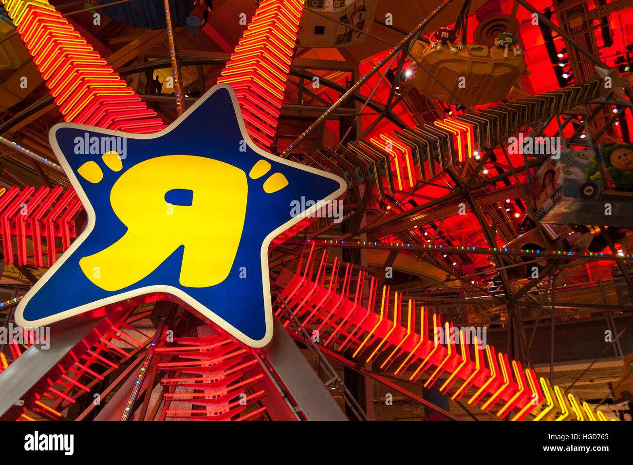 Riesenrad im Inneren der Flaggschiff-Toys "R" speichern uns am Times Square, New York City, USA. Stockfoto