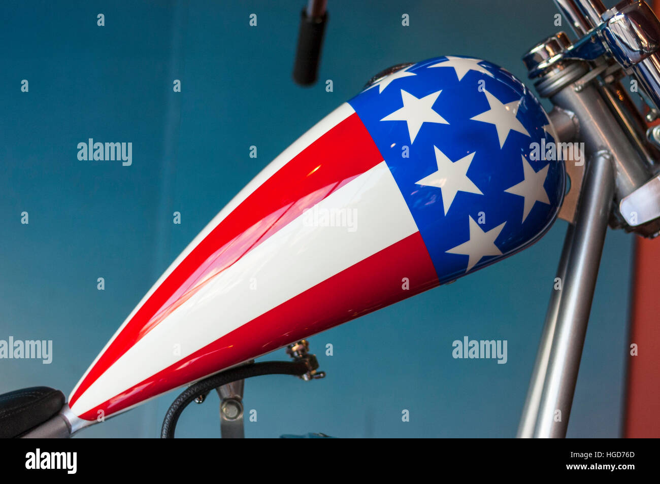 Angepasste Easy Rider Motorrad Harley-Davidson Motorrad Kraftstofftank mit den Farben der amerikanischen Flagge bemalt. Stockfoto