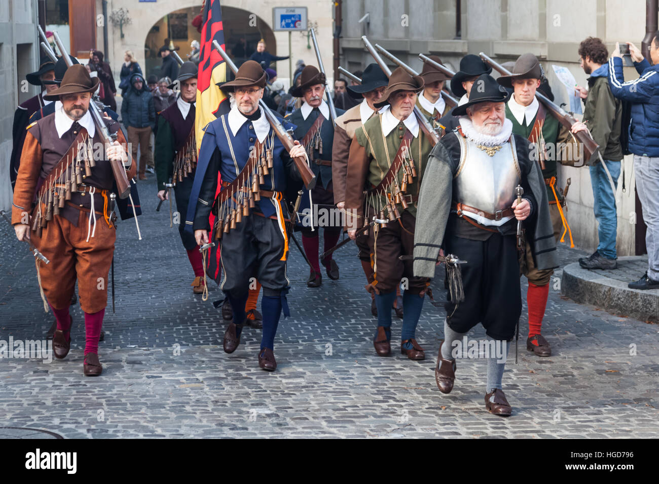 Musketiere marschieren durch die Genfer Altstadt während Escalade feiern Stockfoto