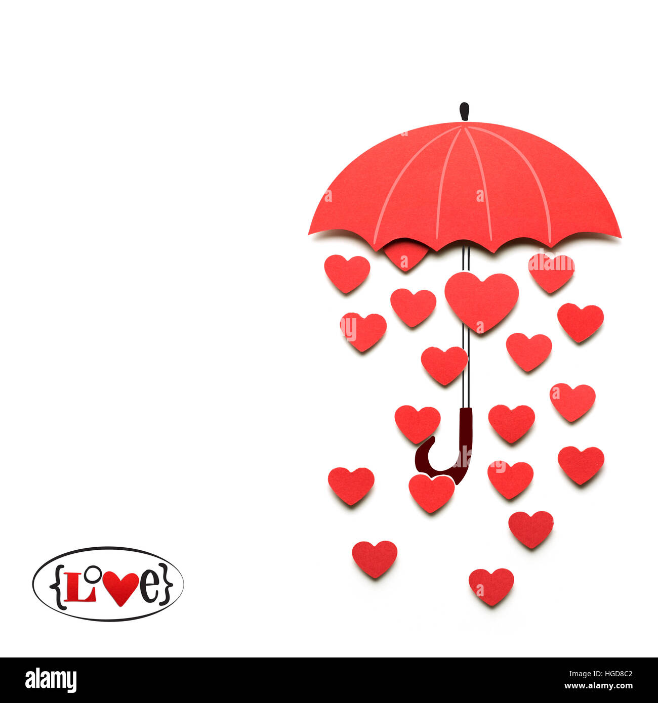 Kreative Valentines Konzept Foto Papier Regenschirm mit Herzen regnen auf weißem Hintergrund. Stockfoto