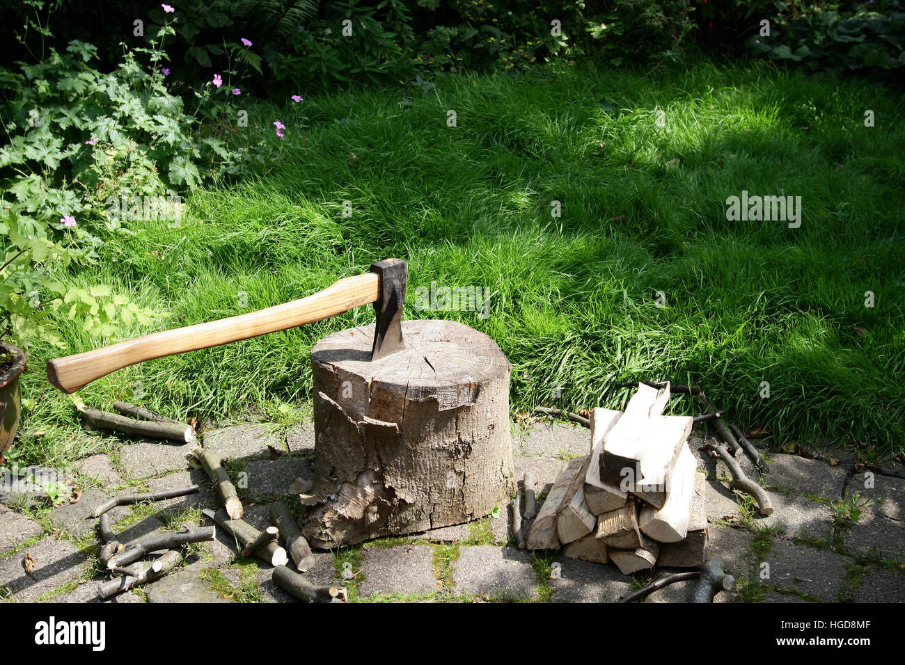 Hackstock mit Woodcleaver Axt in einem Garten. Stockfoto