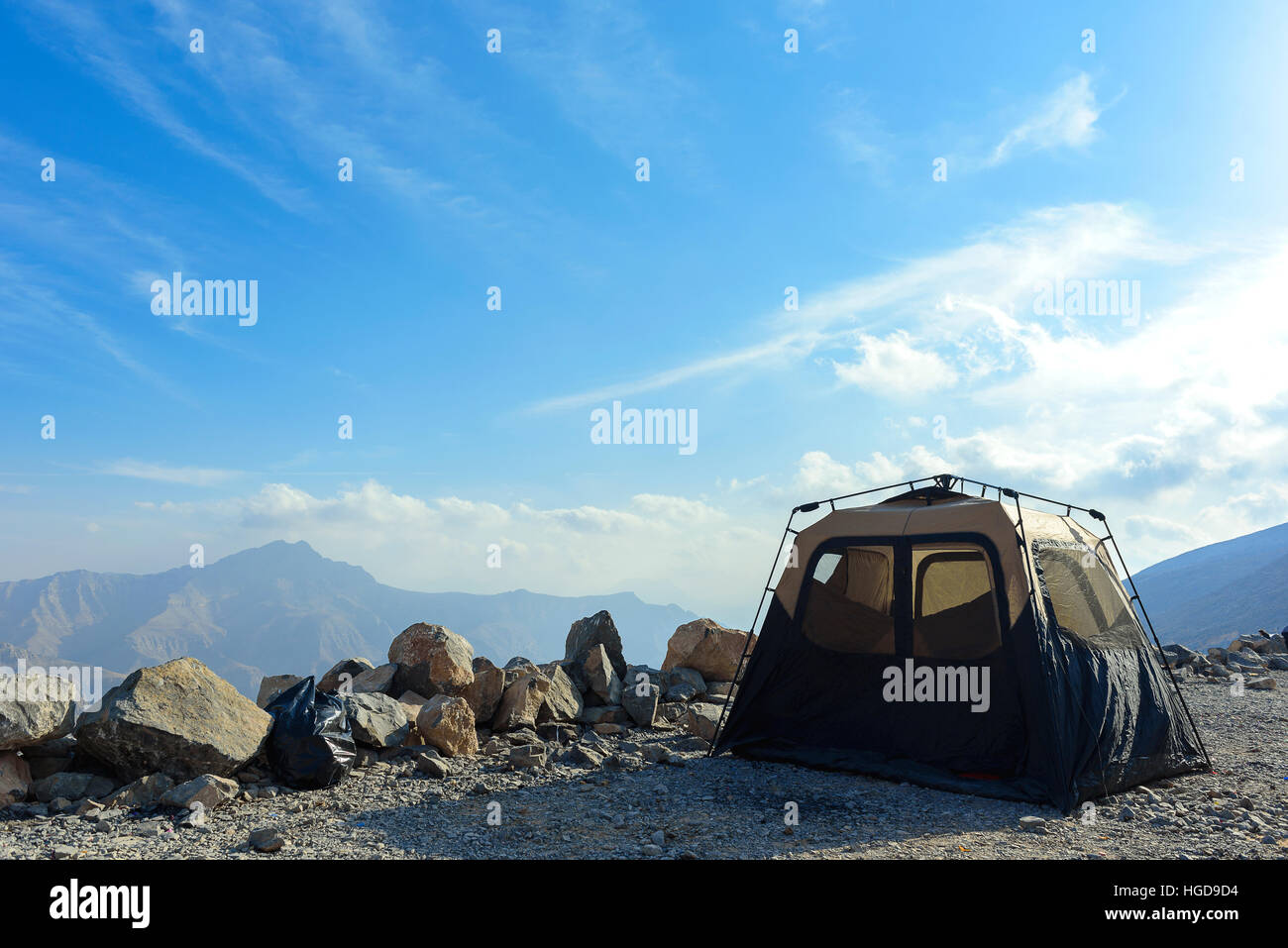 Schöne Aussicht auf den Jebel Al Jais Mountain in Ras Al Khaimah mit Camping Zelt. Stockfoto