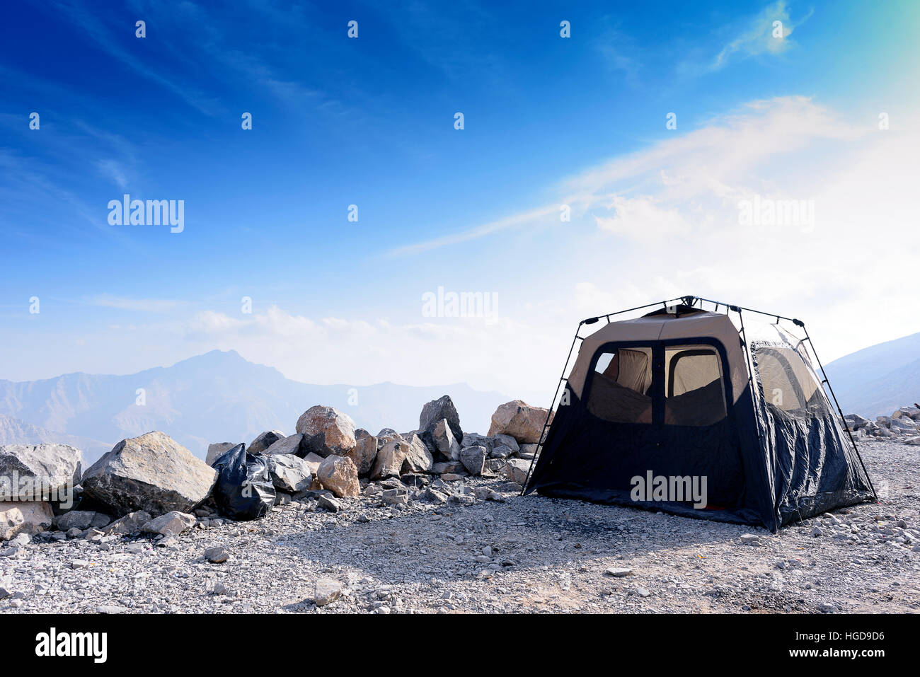 Schöne Aussicht auf den Jebel Al Jais Mountain in Ras Al Khaimah mit Camping Zelt. Stockfoto