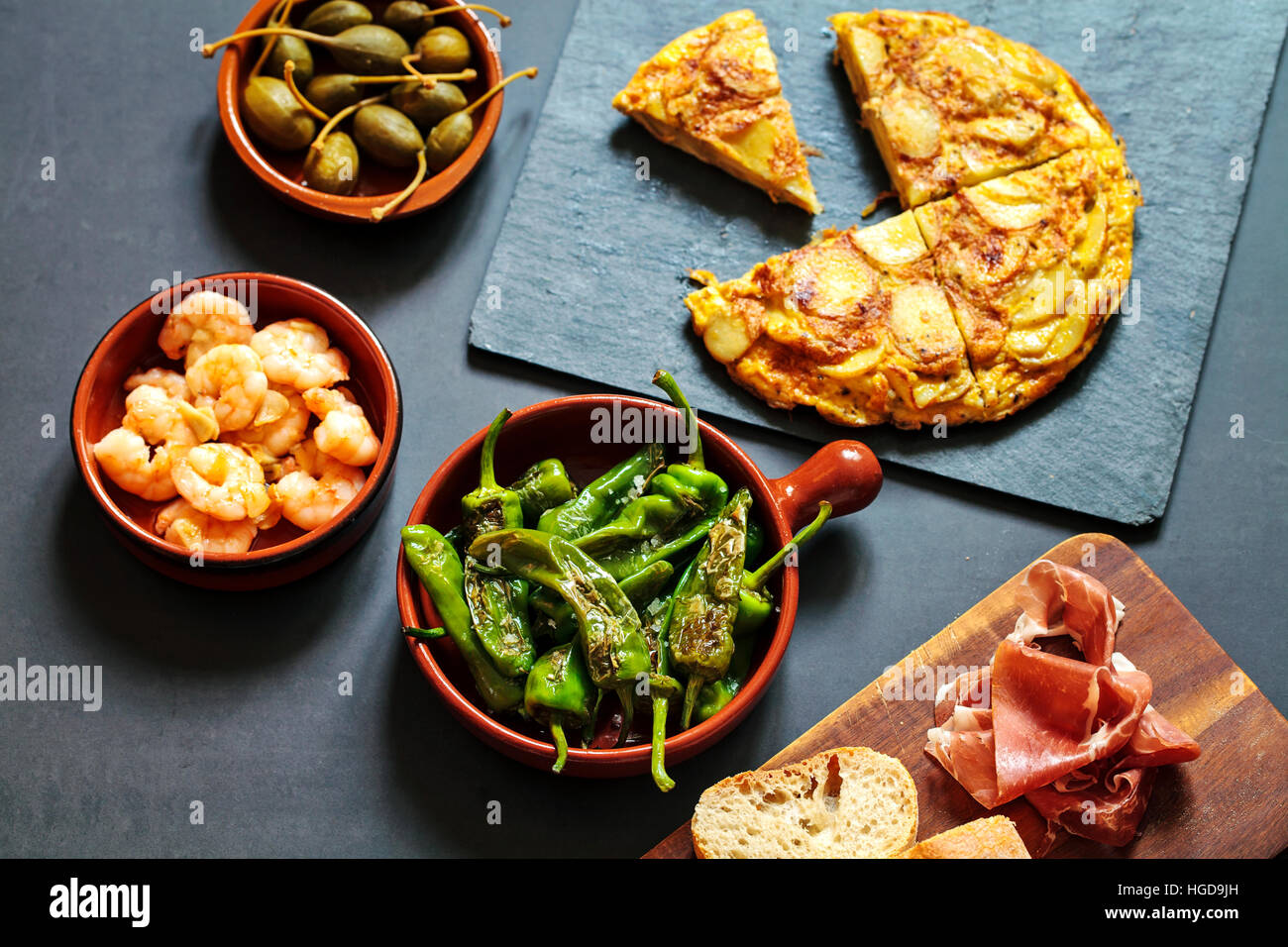 Authentische spanische Tapas mit Padron Paprika, Knoblauch Garnelen und traditionelle tortilla Stockfoto