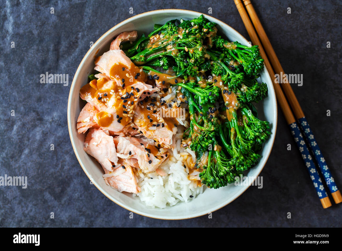 Pochiertes Lachsfilet mit Brokkoli, Reis und Miso-sauce Stockfoto
