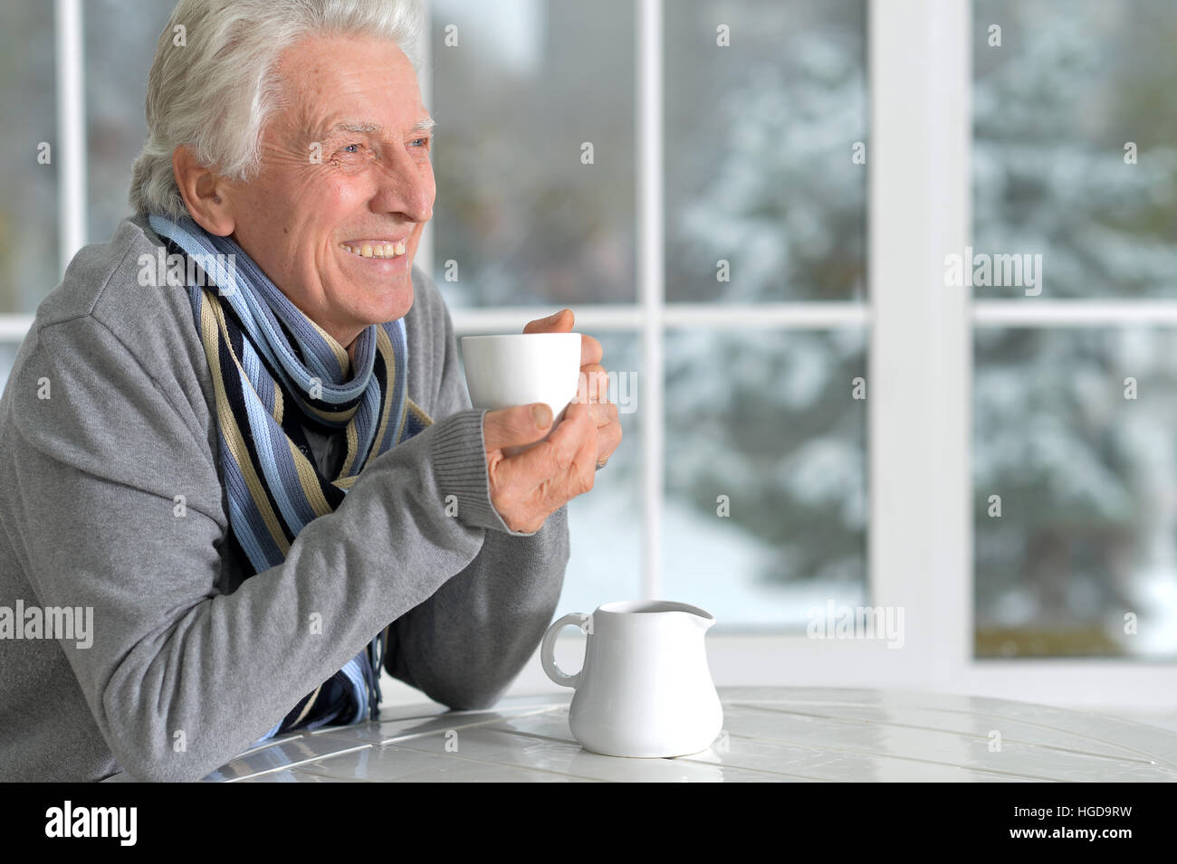 reifer Mann Kaffee trinken Stockfoto