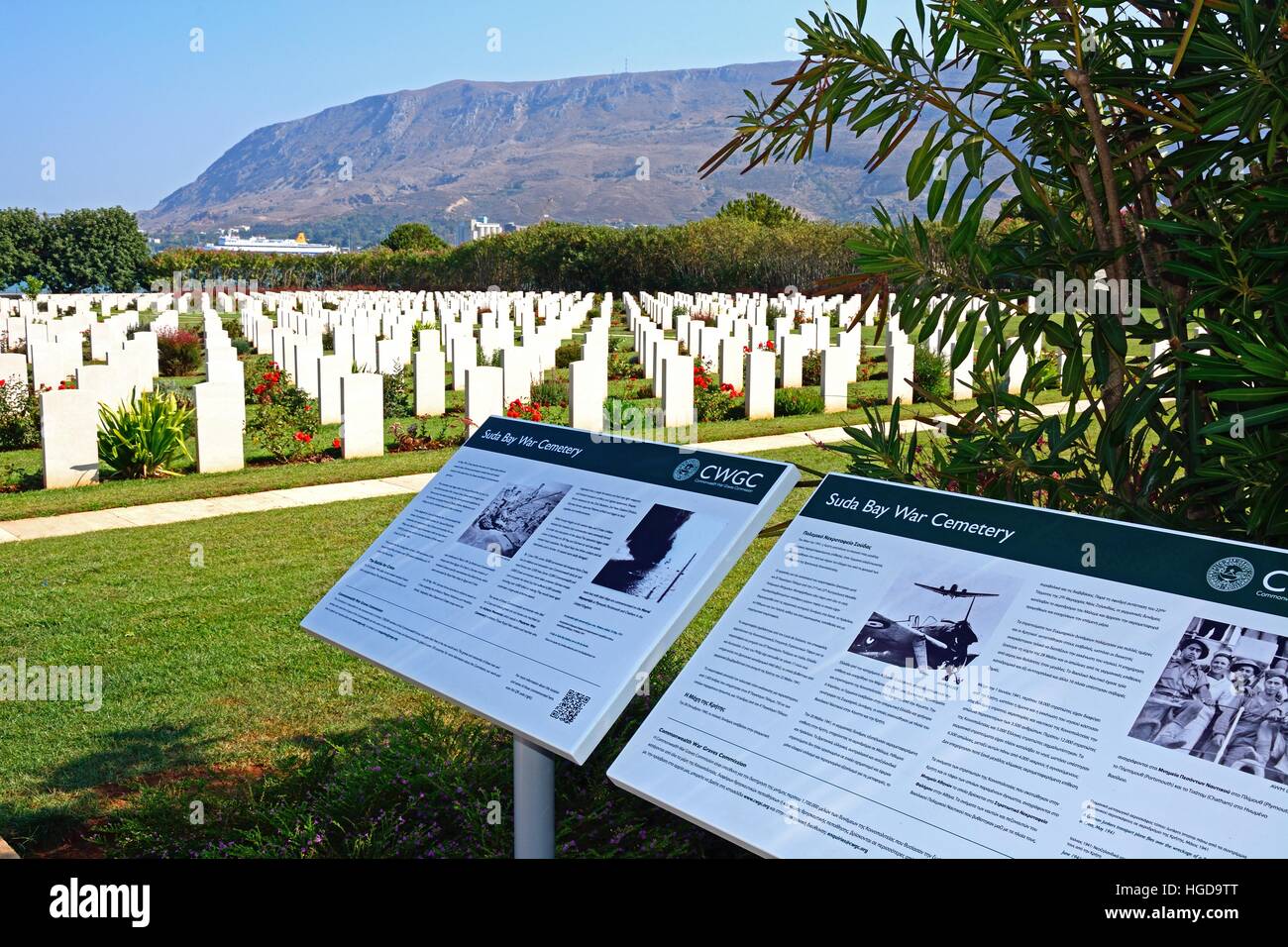 Blick auf die Souda Bay Alliierten Soldatenfriedhof mit Informationstafeln im Vordergrund, Souda Bay, Kreta, Griechenland, Europa. Stockfoto
