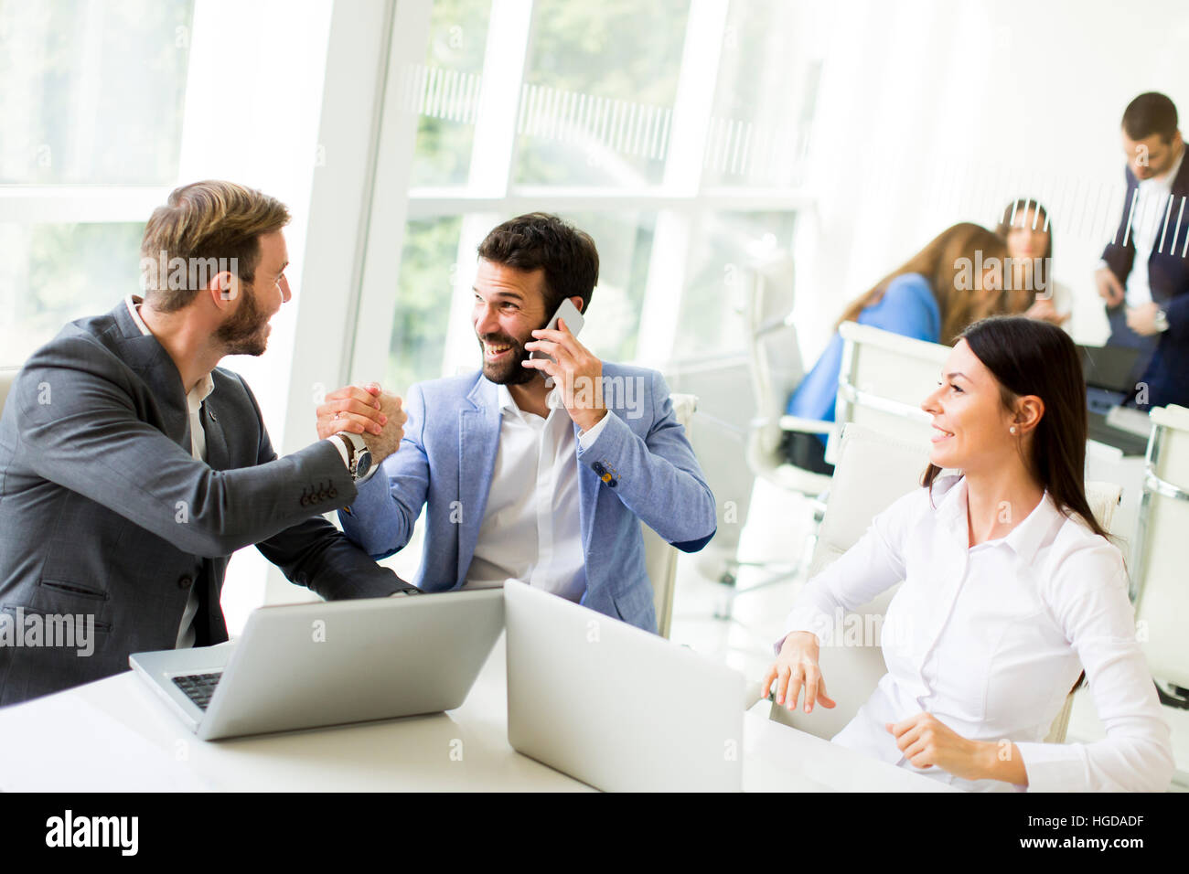 Blick auf junge Geschäftsleute halten Teambuilding in einem modernen Büro Stockfoto