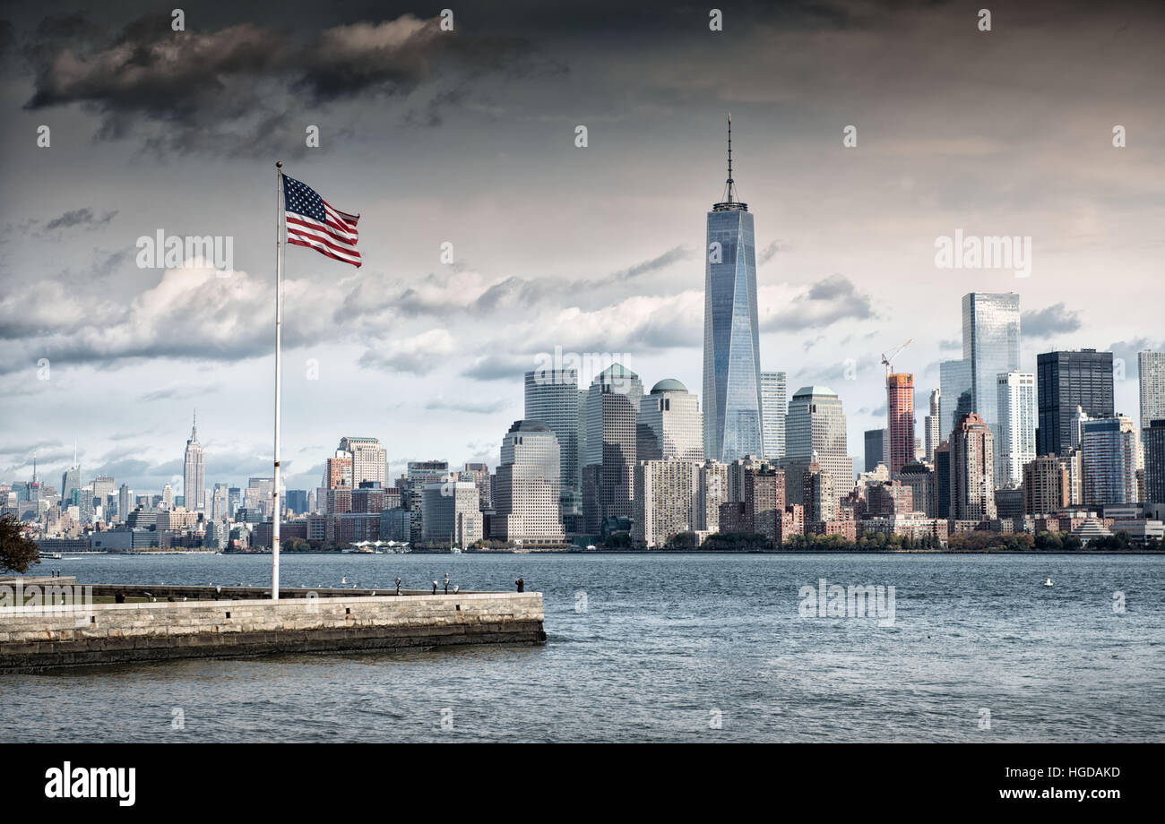 Graue Wolke über amerikanische Flagge mit Blick auf den Freedom Tower, New York City Stockfoto