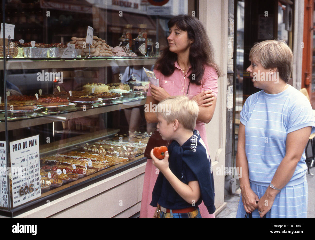 PARIS-Leute vor einem Schaufenster, eine Bäckerei mit Leckereien im Fenster Stockfoto