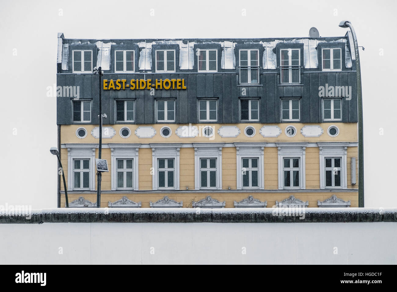 East Side Hotel befindet sich hinter der Berliner Mauer / East Side Gallery, der längste Abschnitt der Berliner Mauer. Stockfoto