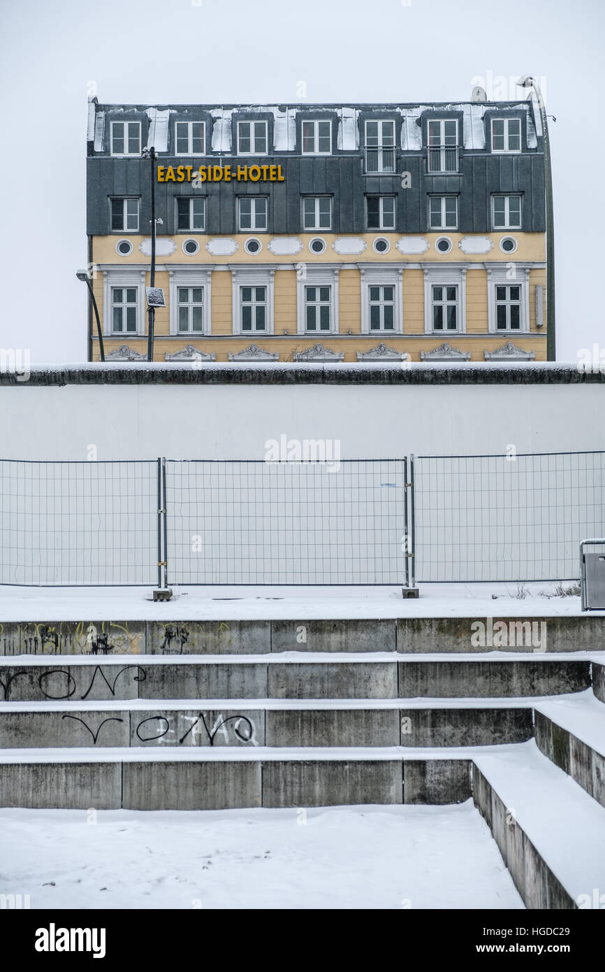 East Side Hotel befindet sich hinter der Berliner Mauer / East Side Gallery, der längste Abschnitt der Berliner Mauer. Stockfoto