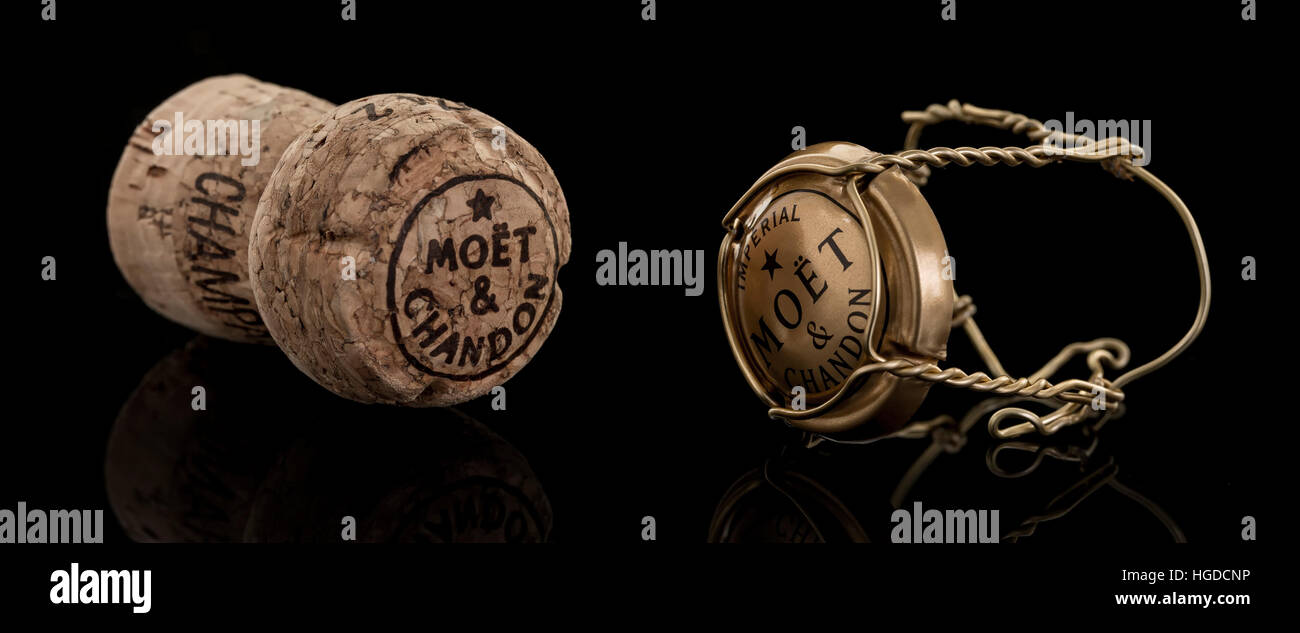 Kork und Draht oben aus einer Flasche Moet und Chandon Brut Imperial Champagner auf schwarzem Hintergrund Stockfoto