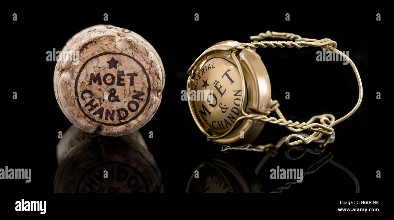 Kork und Draht oben aus einer Flasche Moet und Chandon Brut Imperial Champagner auf schwarzem Hintergrund Stockfoto