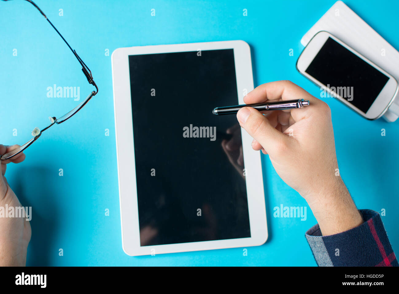 Hand des Menschen ein Tablet-Gerät im Büro Stockfoto