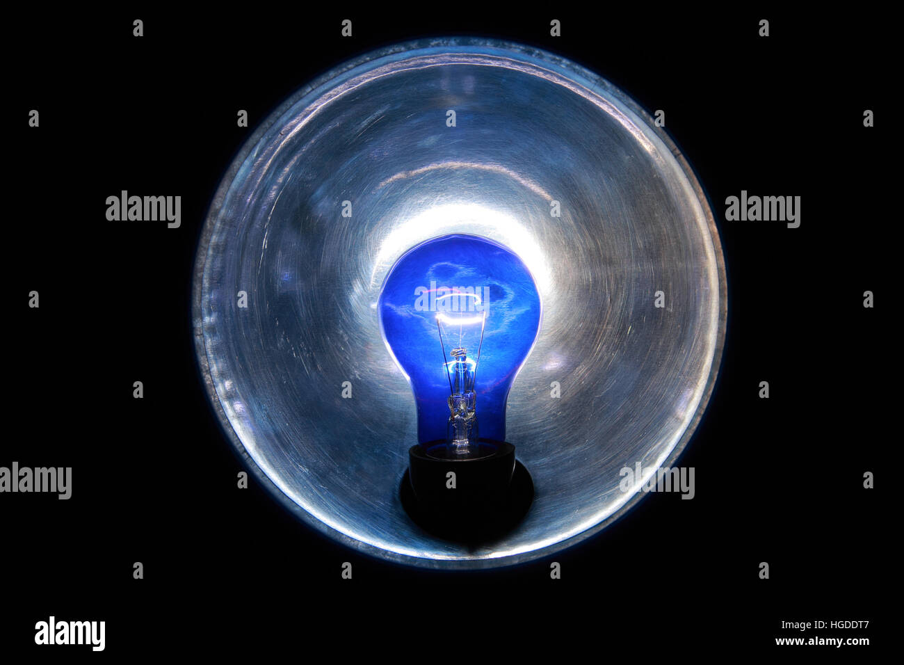 Brennendes blaues Licht mit einem Reflektor auf schwarzem Hintergrund Stockfoto