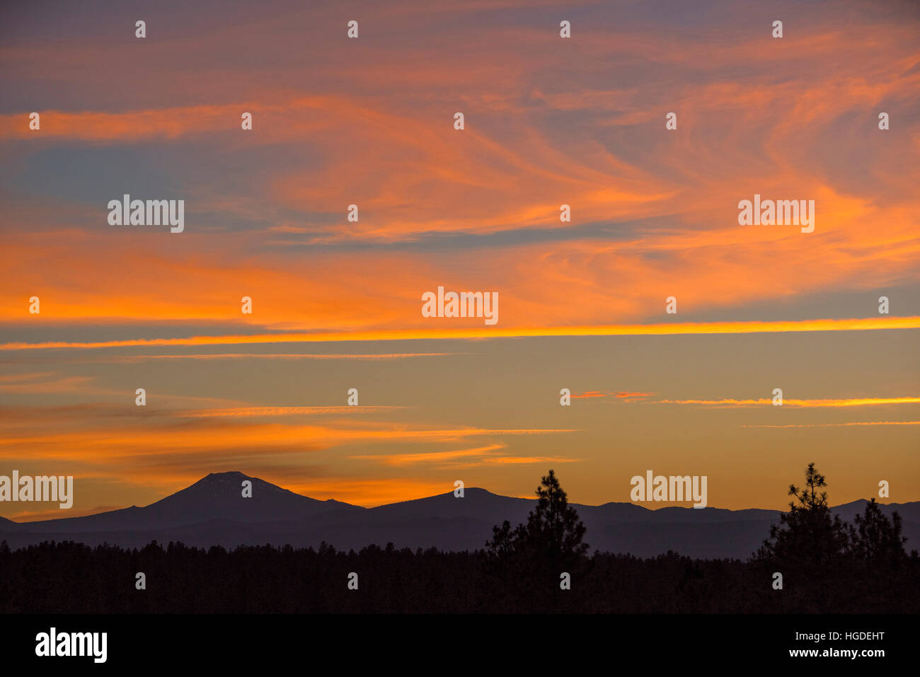 Oregon, Deschutes County, Biegung, Mount Bachelor bei Sonnenuntergang Stockfoto