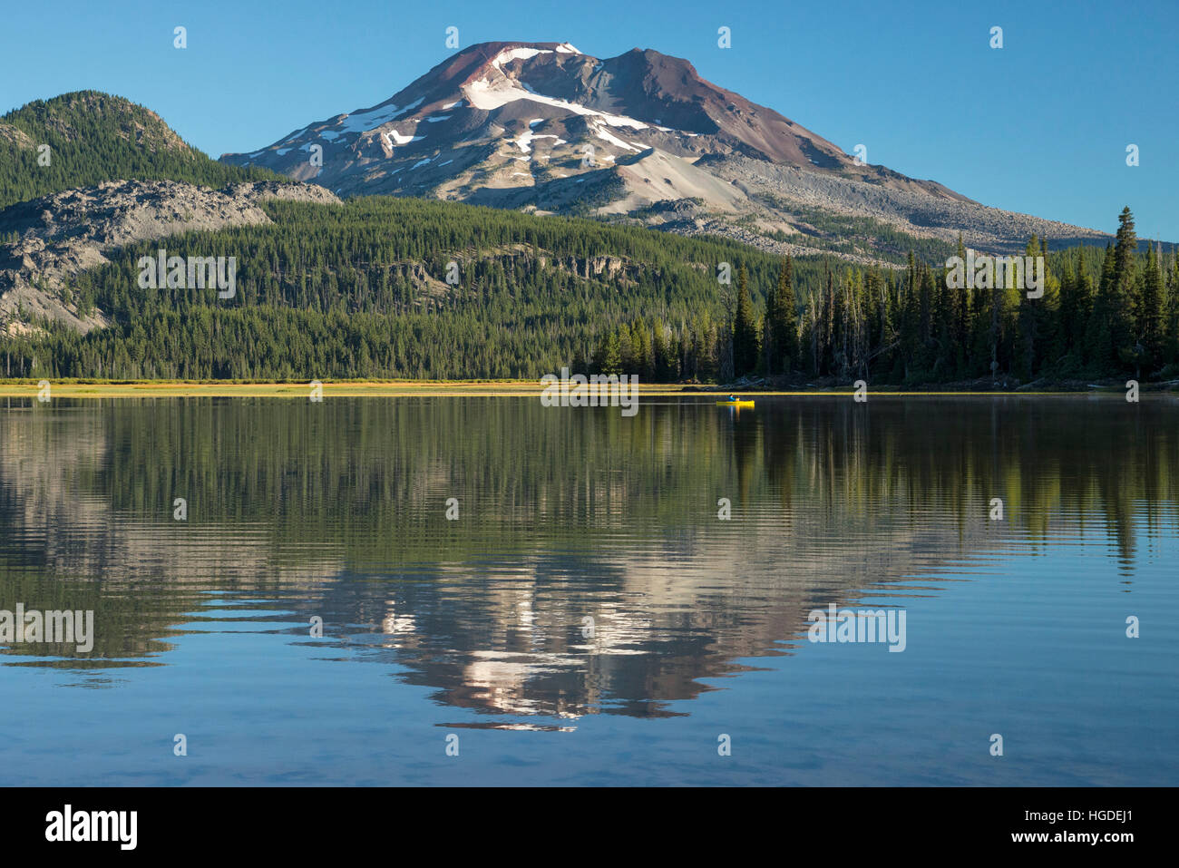 Deschutes County, Bend, Sparks Lake, Oregon, South Sister mit Kajak Stockfoto