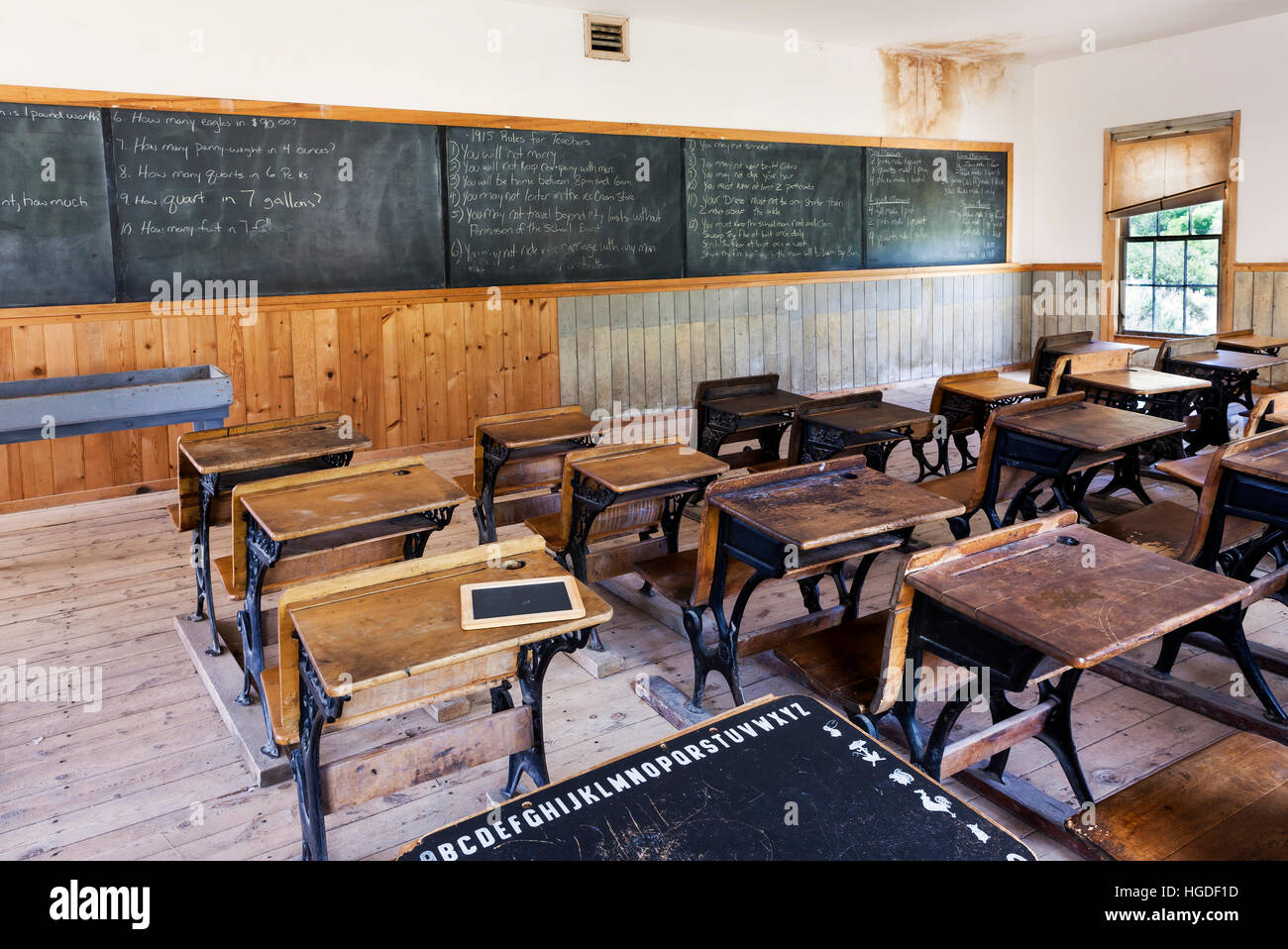 MT00023-00... MONTANA - Schulhaus Klassenzimmer im Bannack State Park.  Bannack ist eine erhaltene Goldgräberstadt aus den 1860er Jahren. Stockfoto