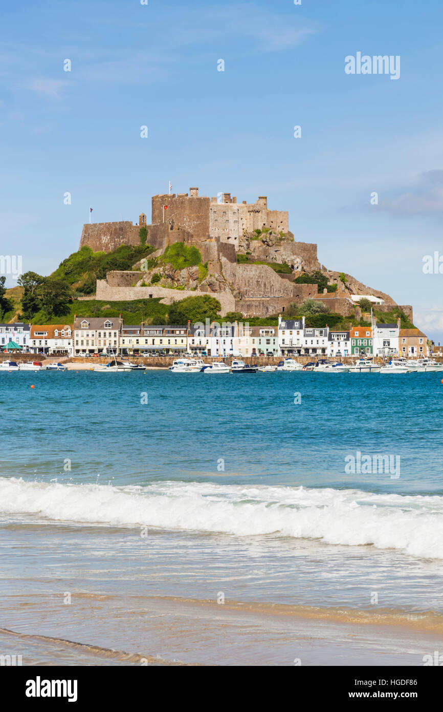 Grossbritannien, Kanalinseln, Jersey, Gorey, Strand und Mont Orgueil Castle Stockfoto