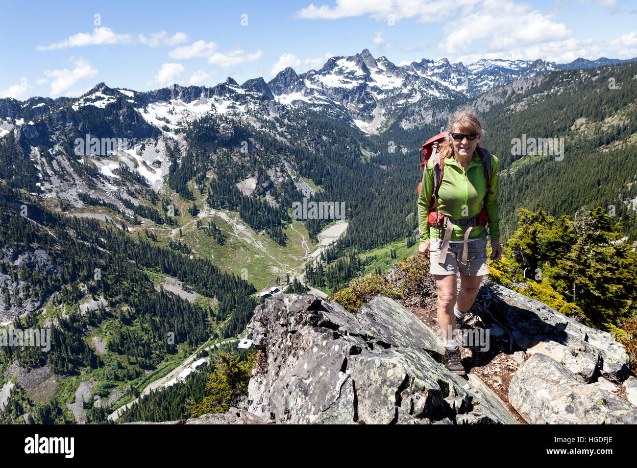 WA11916-00... WASHINGTON - Wanderer nähernd den Westgipfel des Guy Peak im Mount Baker-Snoqualmie National Forest. (HERR # S1) Stockfoto