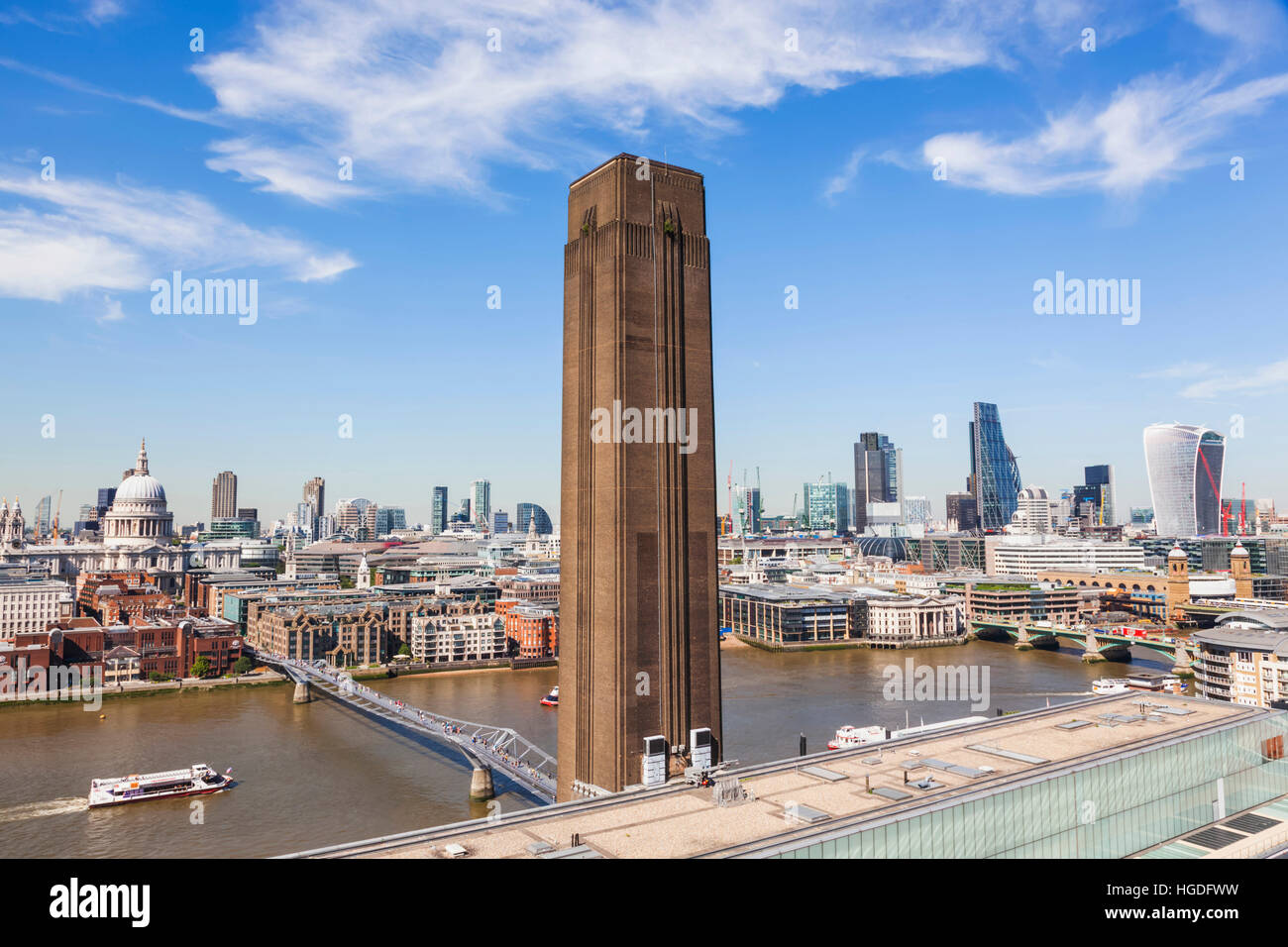 England, London, Tate Modern, Blick auf die Skyline der City of London Stockfoto