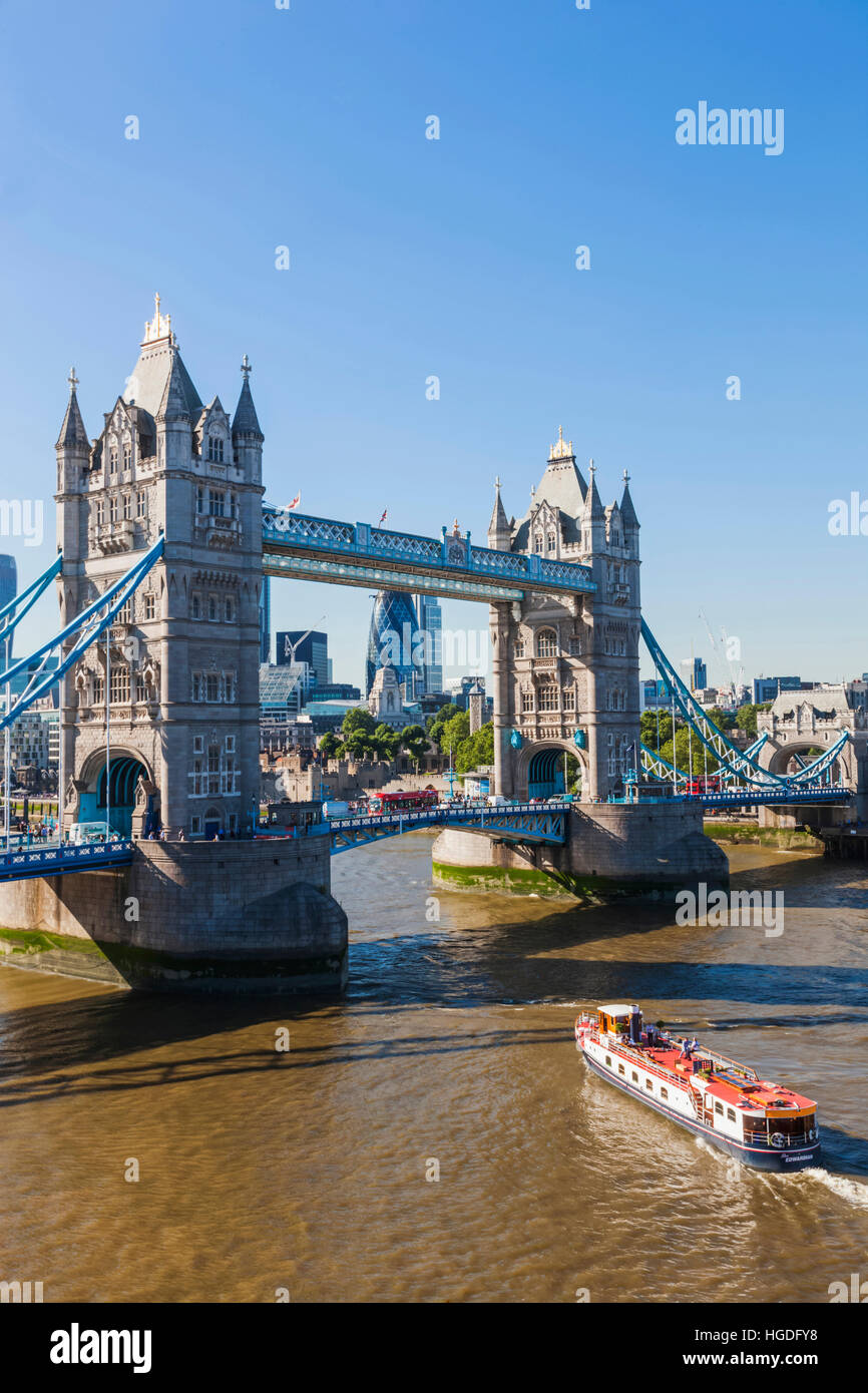 England, London, Tower Bridge und die Skyline der Stadt Stockfoto