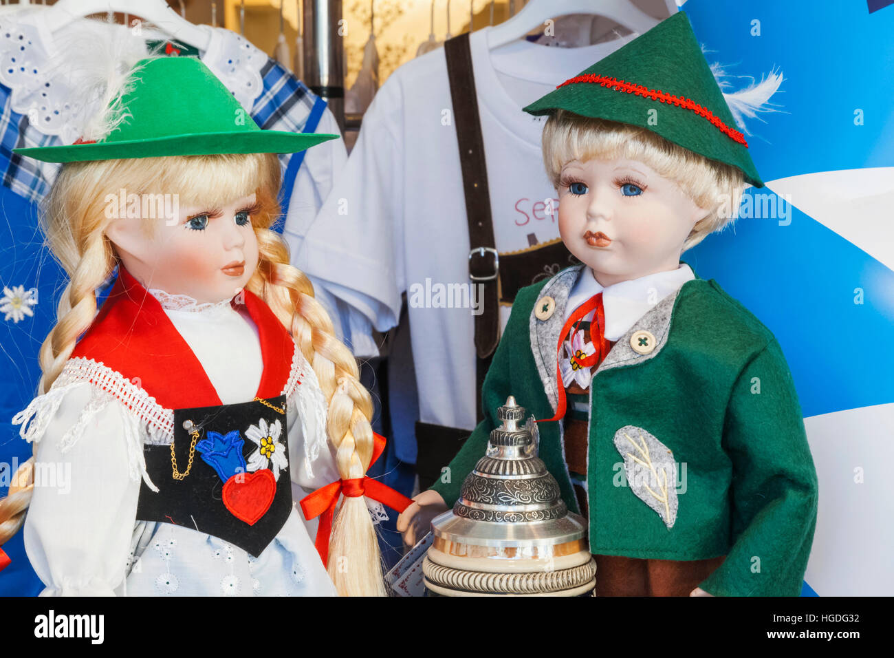 Deutschland, Bayern, München, Souvenir Shop Schaufenster Puppen in bayrischer Tracht Stockfoto