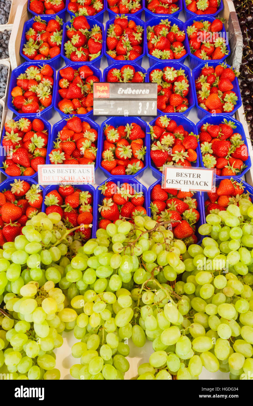 Deutschland, Bayern, München, Straßenstand Frucht Display Stockfoto